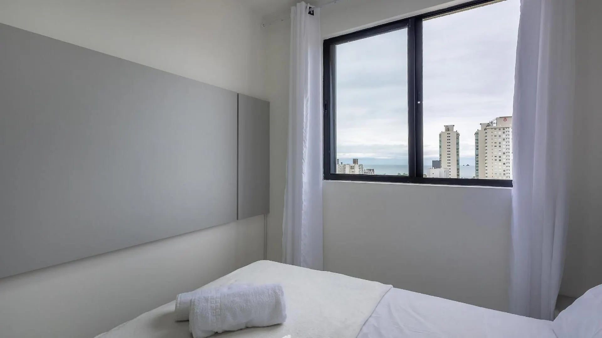 Mcb - Apartamentos Com Piscina Prox. Da Praia Piçarras Brazília